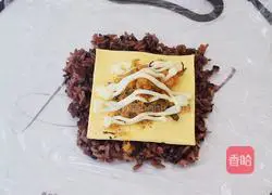 Illustration of how to make black rice, cheese and meat floss rice balls 8