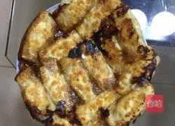 Illustration of how to make beef and three fresh pot stickers 7