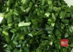 Illustration of how to make onion and shrimp box (named after the leek box) 1