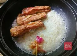 Illustration of how to make black pepper pork ribs and cured clay pot rice 10