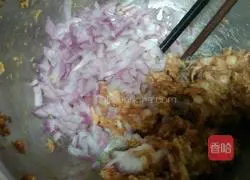 Illustration of how to make pork and egg burgers 3