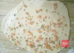 Illustration of how to make ham and sausage rolls with green onion 3