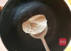 Iron pot garlic sprouts Illustration of braised noodles 5