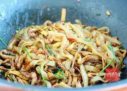 Illustration of how to make fried rice noodles with black pepper and shredded pork 16