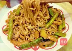 Illustration of braised noodles with shredded chicken and beans 15