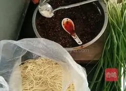 Illustration of making sweet and sour spicy cold noodles 1