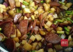 Illustration of how to make potato and sausage braised rice 5