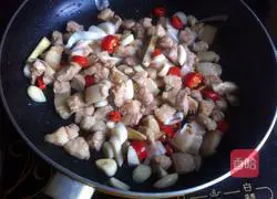 Illustration of how to make braised rice with potatoes and beans 12