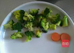 Illustration of how to make chicken leg reindeer rice balls 7