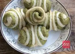 Illustration of how to make green sauce flower rolls 11