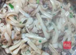 Illustration of how to make fried rice noodles with lean meat 9