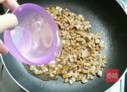 Illustration of how to make diced pork and mint cold noodles 9