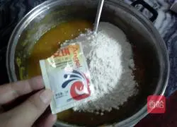 Illustration of how to make pumpkin hair cake 4