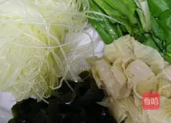 Illustration of how to make rice noodles across the bridge 1