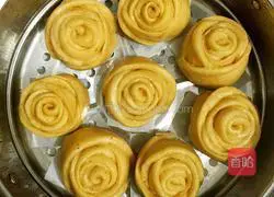 Illustration of making rose roll 11