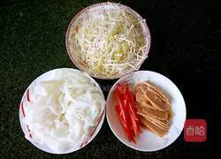 Illustration of how to make fried rice noodles with mung bean sprouts 1