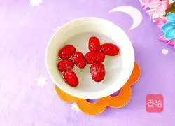 Illustration of how to make red dates, peanuts and yam porridge 2