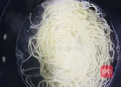Illustration of making cold noodles with shredded chicken 5