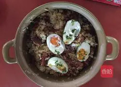 Illustration of how to make bacon, sausage, barbecued pork and salted egg clay pot rice 4