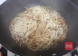 Illustration of how to make braised noodles with soy sauce beans 11