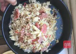 Illustration of how to make grilled sausage and baked rice 1