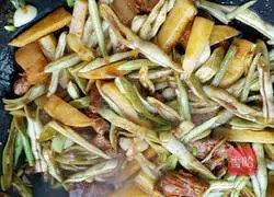 Illustration of how to make braised noodles with soy sauce meat 8