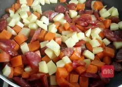 Illustration of how to make braised rice with sausage and potatoes 4