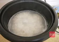 Illustration of how to make white rice and shrimp porridge 1