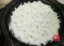 Illustration of how to make claypot rice with pork ribs in black bean sauce 2