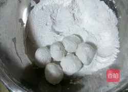 Illustration of how to make Lantern Festival with black sesame filling 12