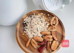 Illustration of how to make oatmeal and black rice paste 1