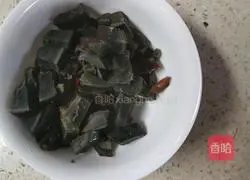 Illustration of how to make preserved egg and lean meat porridge 3