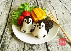 Illustration of how to make penguin rice balls for children 9