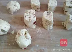 Illustration of how to make sweet potato, glutinous rice, red dates and raisin steamed buns 11