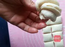 Illustration of how to make salt and pepper flower rolls 14