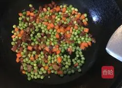 Illustration of how to make braised sausage and bean rice 6