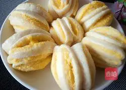 Illustration of how to make coconut milk-flavored flower rolls 16