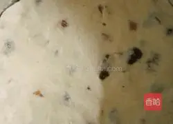 Illustration of how to make raisin and red date hair cake 4