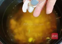 Illustration of how to make fresh lotus leaf, lily and lotus seed porridge (clearing heat and relieving heat) 10