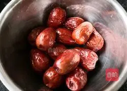 Illustration of how to make jujube brown sugar cake 1