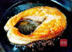 Illustration of how to make the baked rice cup with colored pepper and salmon 3