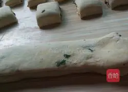 Illustration of how to make green onion and olive cauliflower rolls 4