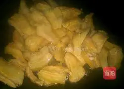 Illustration of how to stir-fry pork with pot helmet 2