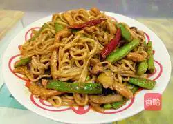 Illustration of braised noodles with shredded chicken and beans 13