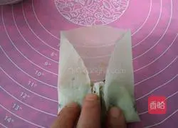 Illustration of how to make spring rolls stuffed with shepherd's purse 7