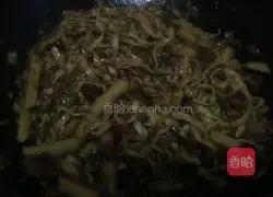 Illustration of braised noodles with pickled cabbage 9