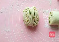 Illustration of how to make green onion rolls 13