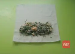 Illustration of how to make spring rolls with chives, eggs and vermicelli 15