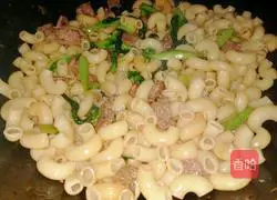 Illustration of how to make beef and vegetable fried macaroni 8