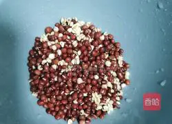 Illustration of how to make red bean, barley and lotus seed soup 4